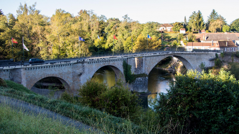 Romanisch gehaltene Brücke