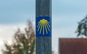 Jakobsweg Frankfurt: Erster Wegweiser im Nordosten des Stadtgebiets