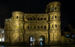 Jakobsweg Trier: Porta Nigra bei Nacht