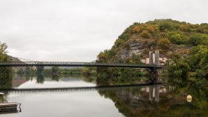 Jakobsweg Cajarc Brücke am Morgen Totale