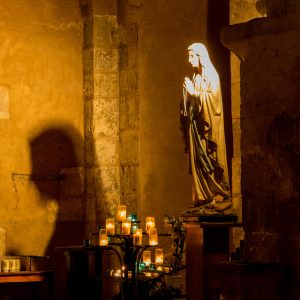 Jakobsweg Conques Bernardette de Lourdes mit Schatten in der Kirche
