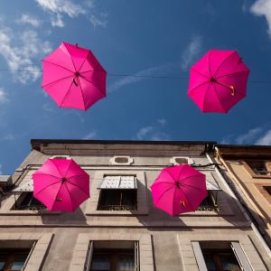 Jakobsweg Moissac rosa Oktober Regenschirme blauer Himmel sonnig