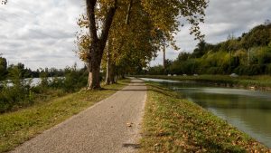 Jakobsweg Moissac Weg zwischen Fluß und Kanal