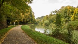 Jakobsweg Moissac Weg zwischen Fluß und Kanal Herbstlaub