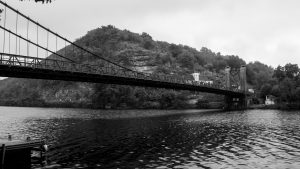 Jakobsweg Cajarc Brücke im Regen Flusspanorama schwarz weiss