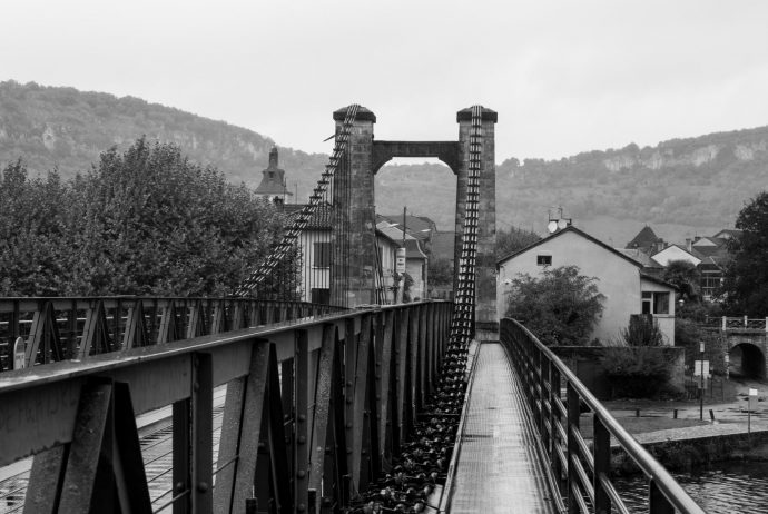 Jakobsweg Cajarc Brücke im Regen Fußgängerweg schwarz weiss