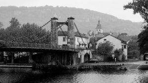 Jakobsweg Cajarc Brücke im Regen Portal schwarz weiss