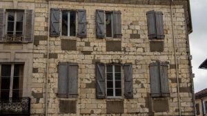 Jakobsweg Eauze Fassade Fensterläden