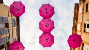 Jakobsweg Moissac rosa Oktober Regenschirme im Himmel